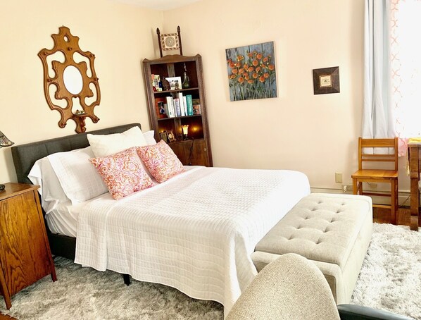 2 bedrooms, desk, WiFi, bed sheets