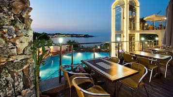 Phục vụ bữa sáng, bữa trưa, món địa phương và quốc tế, nhìn ra hồ bơi