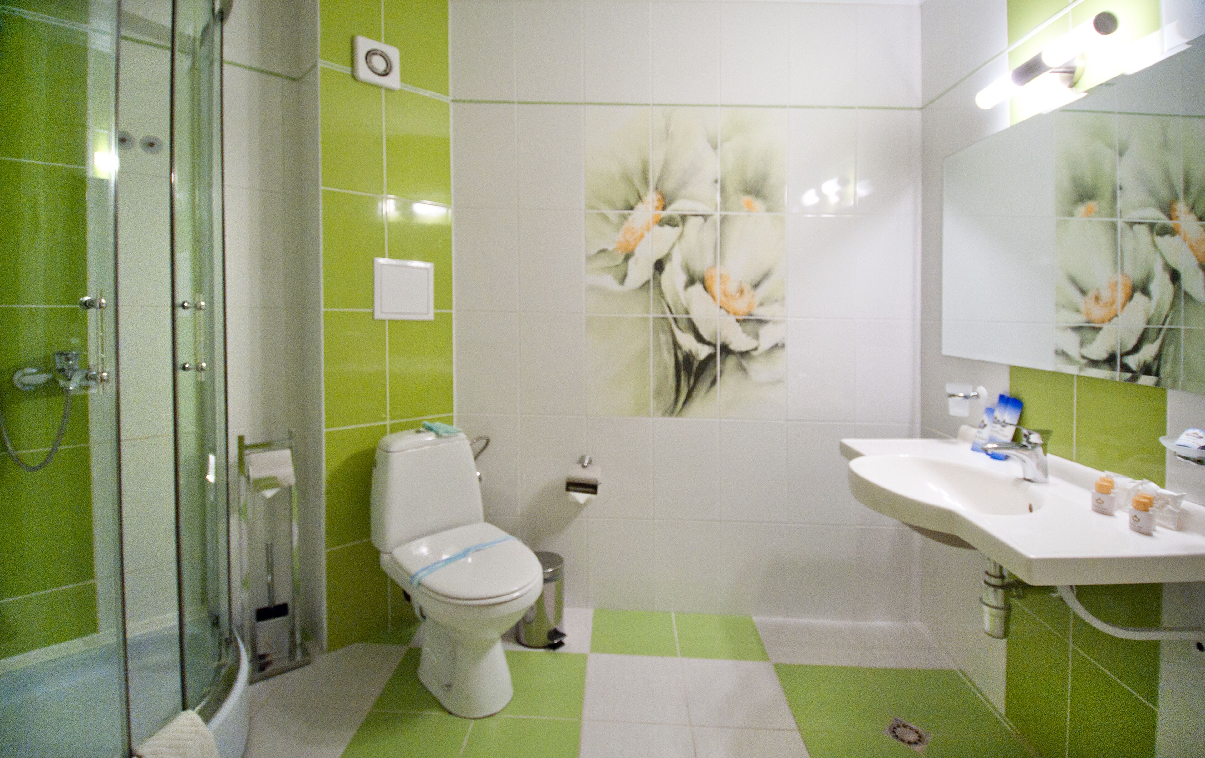 Ein Badezimmer mit Dusche, Toilette und Waschbecken.