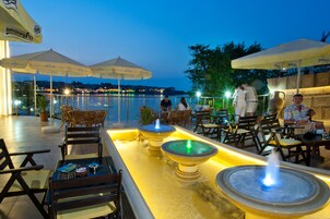 2 bars/lounges, lobby lounge