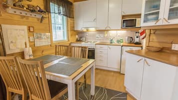 Fridge, microwave, dishwasher, cookware/dishes/utensils