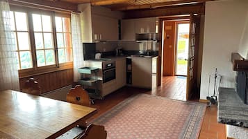 Geladeira, micro-ondas, cooktop, cafeteira/chaleira