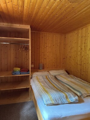 1 slaapkamer, een strijkplank/strijkijzer, reisbedje, gratis wifi