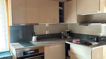Geladeira, micro-ondas, cooktop, cafeteira/chaleira