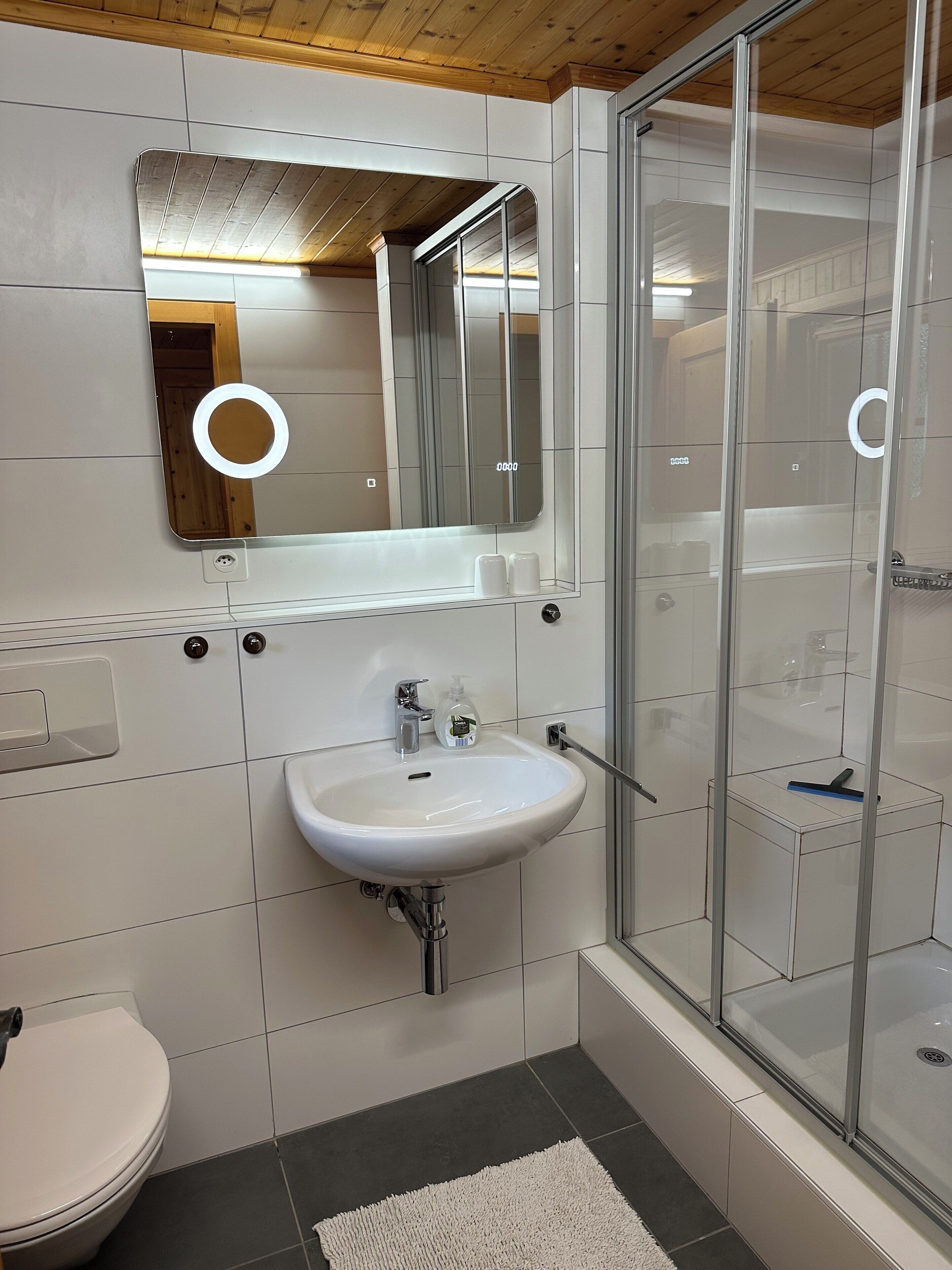 Dusj, hårføner, håndklær og såpe