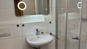 Dusj, hårføner, håndklær og såpe