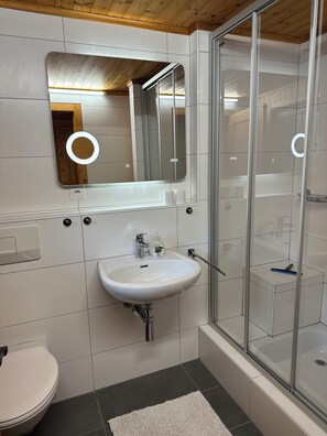 Een douche, een haardroger, handdoeken, zeep