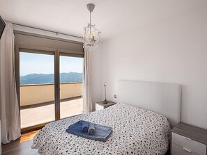 4 bedrooms, iron/ironing board, free Internet