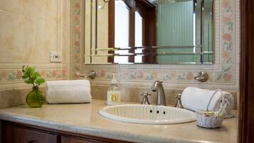 浴缸、風筒、提供毛巾、番梘