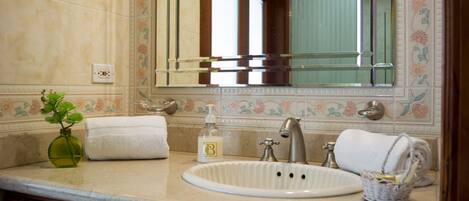 浴缸、風筒、提供毛巾、番梘