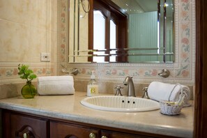 Een bad, een haardroger, handdoeken, zeep