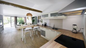 Frigorífico, microondas, horno y placa de cocina