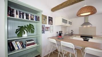 Een koelkast, een magnetron, een oven, een kookplaat