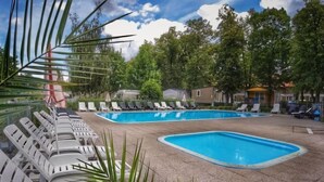 Ett poolområde med solstolar och en liten pool.
