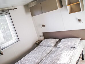 2 bedrooms, desk, WiFi