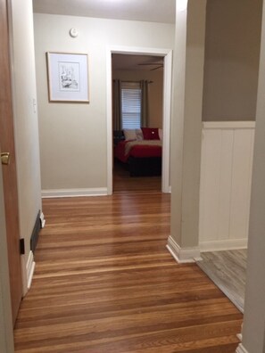 4 bedrooms, iron/ironing board, travel cot, free WiFi - Urban Gem (Louisville)