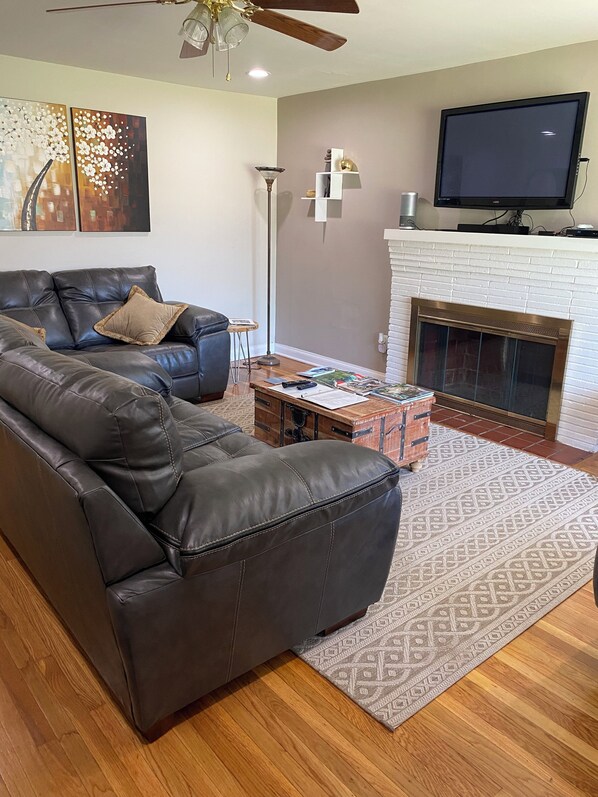 Smart TV, table football - Urban Gem (Louisville)