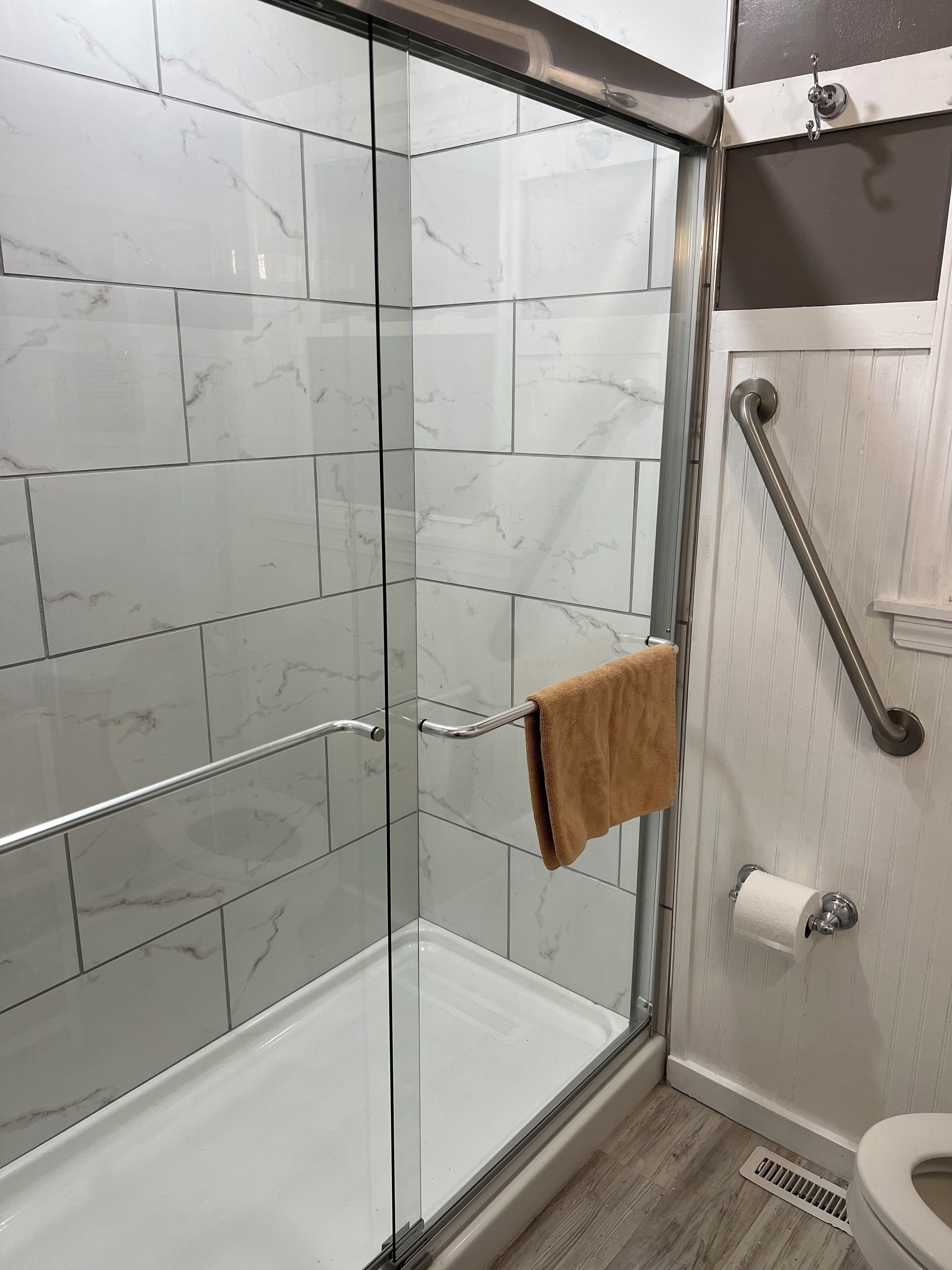 Combinazione doccia/vasca, asciugacapelli, asciugamani, sapone