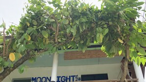 Un balcón con un cartel que dice Moonlight Inn.