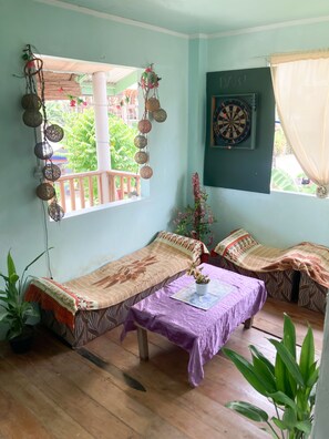 Coin salon dans le hall