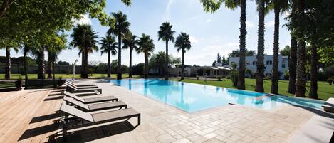 Piscine extérieure (ouverte en saison), chaises longues