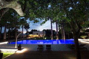 Piscine extérieure (ouverte en saison), chaises longues