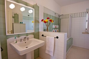 Family Room | Bathroom | Shower, rainfall showerhead, free toiletries, hair dryer - Parco degli Aranci (Cutrofiano)