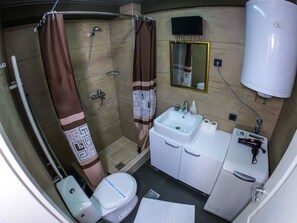 Departamento clásico | Baño | Regadera, secadora de cabello, toallas, jabón 