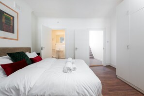 City Apartment | Bathroom | Shower, towels - Fabulous DesignerDuplex in CoventGarden (London)