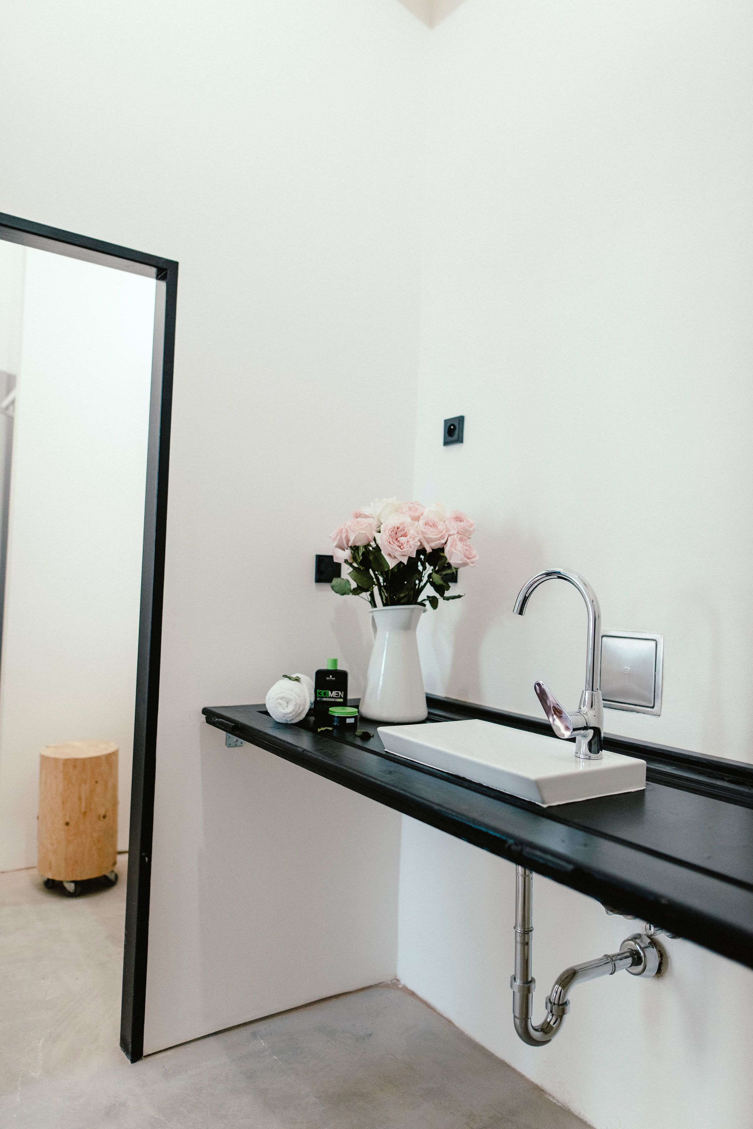 shower, hydromassage showerhead, free toiletries, hair dryer