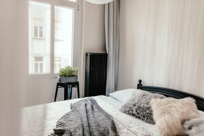 ห้องดับเบิล, ระเบียง (Shared Bathroom) | เครื่องนอนระดับพรีเมียม, เตียงเมมโมรีโฟม, ห้องเก็บเสียง