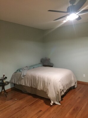 3 bedrooms, iron/ironing board, WiFi, bed sheets - Ranch house in quiet neighbor hood. Easy access to local food and beverages. (Hamilton)