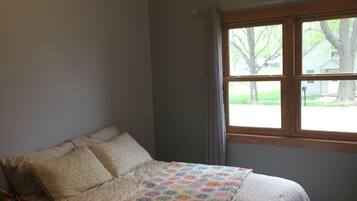 3 bedrooms, iron/ironing board, WiFi, bed sheets