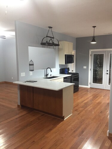 Casa de rancho en vecindario tranquilo. Fácil acceso a las comidas y bebidas locales.