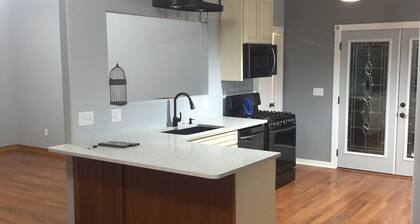 Ranch-talo rauhallisella naapurihupulla. Helppo pääsy paikallisiin ruokiin ja juomiin.