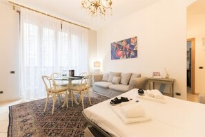 公寓, 2 间卧室 | 特色家居、办公桌、笔记本电脑工作区、熨斗/熨衣板