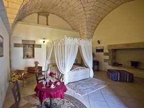 Deluxe Suite, Ensuite, Courtyard View | 1 bedroom, minibar, blackout curtains, iron/ironing board - Masseria Cinti (Bagnolo del Salento)