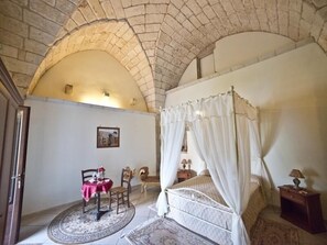 Phòng Suite Deluxe, có phòng tắm riêng, quang cảnh sân vườn | 1 phòng ngủ, minibar, màn/rèm cản sáng, bàn ủi/dụng cụ ủi quần áo