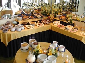 Free daily buffet breakfast