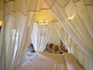 Deluxe Suite, Ensuite, Courtyard View | 1 bedroom, minibar, blackout drapes, iron/ironing board