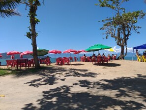 Outdoor dining - CORNER HOUSE 5 BEDROOMS Gated community with 24 hour security, swimming pool, own house (Caraguatatuba)
