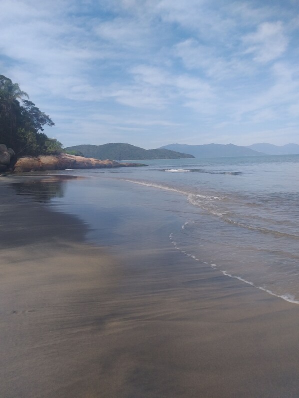 Nær stranden og solsenger