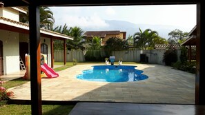 Outdoor pool - CORNER HOUSE 5 BEDROOMS  Gated community with 24 hour security, swimming pool, own house (Caraguatatuba)