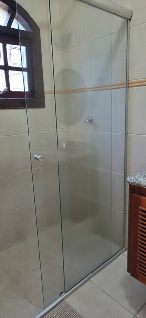 Ducha, secador de pelo y jabón