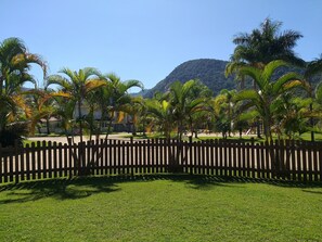 Property grounds - CORNER HOUSE 5 BEDROOMS Gated community with 24 hour security, swimming pool, own house (Caraguatatuba)