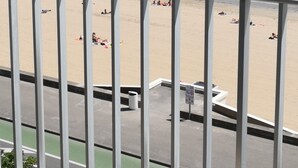 A beach view from a balcony with a railing, sandy beach, and the ocean. - Panoramic view  (La Baule-Escoublac)