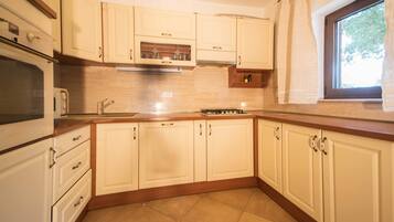 Frigorifero, microonde, forno, piano cottura