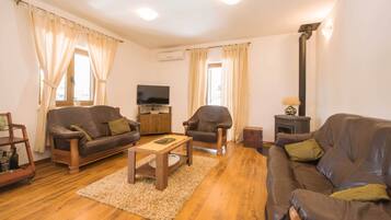 TV, lettore DVD, libri