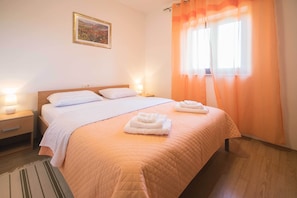 5 bedrooms, iron/ironing board, free WiFi, bed sheets