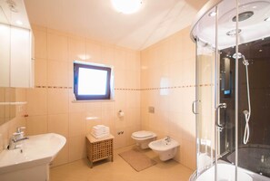 Combined shower/bathtub, jetted bath, hair dryer, bidet - Spacious, luxurious, warm and beautiful. Pet Friendly! (Žminj)